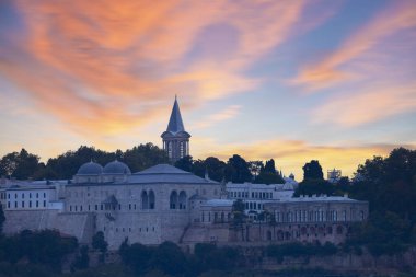 Marmara Denizi Öncesi Topkapı Sarayı, İstanbul, Türkiye. Altın Boynuz ve Topkapı Sarayı Altın Gün batımında