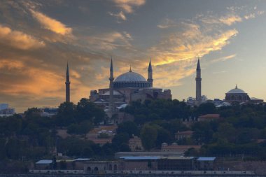 İstanbul 'da Ayasofya' nın güzel manzarası, gün batımında Türkiye 'nin tepesinden