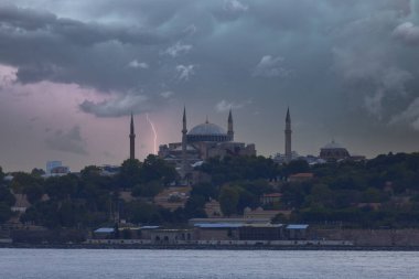 İstanbul 'da Ayasofya' nın güzel manzarası, gün batımında Türkiye 'nin tepesinden