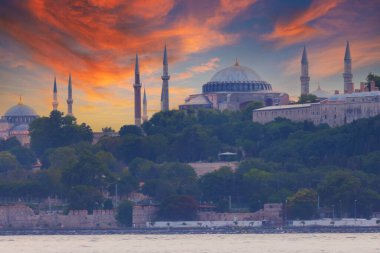 İstanbul 'da Ayasofya' nın güzel manzarası, gün batımında Türkiye 'nin tepesinden