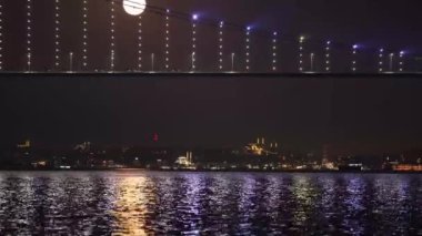 İstanbul 'daki ay batımı, arka plandaki Boğaz Köprüsü, Süleyman Camii üzerindeki ay batışı