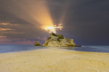 Akcakese Sahili, İstanbul 'un Füze Bölgesi' ne yaklaşık 17 km mesafededir. Bir kıyı köyü olarak bilinen Akakese köyü hafta sonu İstanbullular tarafından takdir ediliyor..