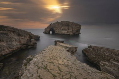 Sardala koyunda ne su kaynağı ne de altyapı var. Tamamen dokunulmamış doğal bir bölge. Yaz aylarında, karavan ve çadır alanları oluşturulur..