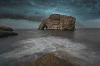 Sardala koyunda ne su kaynağı ne de altyapı var. Tamamen dokunulmamış doğal bir bölge. Yaz aylarında, karavan ve çadır alanları oluşturulur..