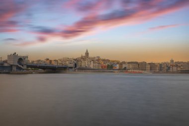  Galata Köprüsü 'nden, feribotlardan ve yeni camiden çekilmiş, insanlar balık tutuyor.