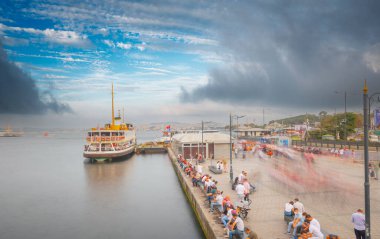  Galata Köprüsü 'nden, feribotlardan ve yeni camiden çekilmiş, insanlar balık tutuyor.
