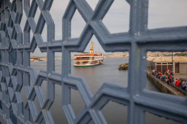  Galata Köprüsü 'nden, feribotlardan ve yeni camiden çekilmiş, insanlar balık tutuyor.