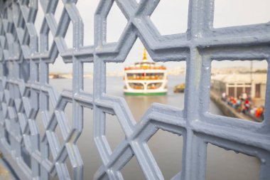  Galata Köprüsü 'nden, feribotlardan ve yeni camiden çekilmiş, insanlar balık tutuyor.