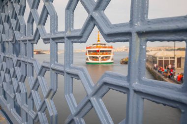  Galata Köprüsü 'nden, feribotlardan ve yeni camiden çekilmiş, insanlar balık tutuyor.