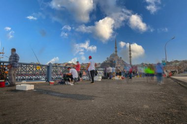  Galata Köprüsü 'nden, feribotlardan ve yeni camiden çekilmiş, insanlar balık tutuyor.