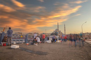  Galata Köprüsü 'nden, feribotlardan ve yeni camiden çekilmiş, insanlar balık tutuyor.