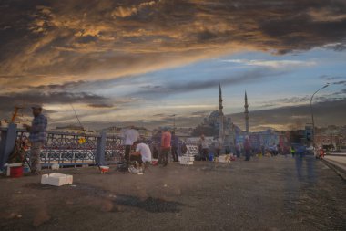  Galata Köprüsü 'nden, feribotlardan ve yeni camiden çekilmiş, insanlar balık tutuyor.