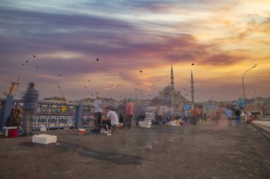  Galata Köprüsü 'nden, feribotlardan ve yeni camiden çekilmiş, insanlar balık tutuyor.