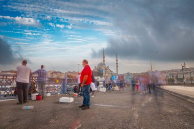  Galata Köprüsü 'nden, feribotlardan ve yeni camiden çekilmiş, insanlar balık tutuyor.