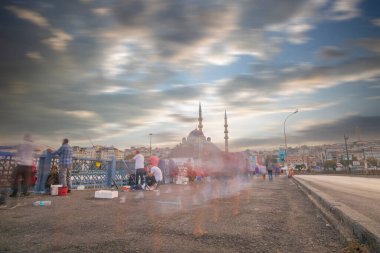  Galata Köprüsü 'nden, feribotlardan ve yeni camiden çekilmiş, insanlar balık tutuyor.