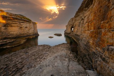 Kerpe, yüzyıllardır kendini koruyan doğal bir liman olduğu için el değmemiş güzellikler sunuyor. Kerpe 'nin bize sunduğu güzelliklerden biri de EagleRocks..