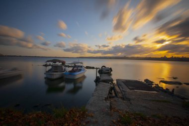 Kucukcekmece Gölü, rüzgarlı havada rıhtımlar