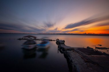 Kucukcekmece Gölü, rüzgarlı havada rıhtımlar