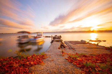 Kucukcekmece Gölü, rüzgarlı havada rıhtımlar