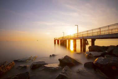 Kucukcekmece Gölü, rüzgarlı havada rıhtımlar