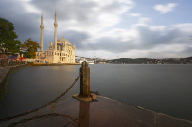 Güneş doğarken İstanbul 'daki Ortakoy Camii ve Boğaz köprüsü, Türkiye