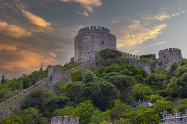 14. yüzyılda İstanbul, İstanbul 'da Mehmad II tarafından inşa edilen İstanbul Boğazı kıyısında bulunan Rumeli Hisari Kalesi veya Rumeii Kalesi.