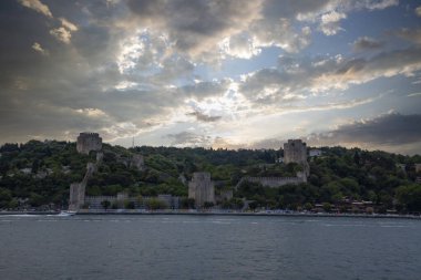 14. yüzyılda İstanbul, İstanbul 'da Mehmad II tarafından inşa edilen İstanbul Boğazı kıyısında bulunan Rumeli Hisari Kalesi veya Rumeii Kalesi.