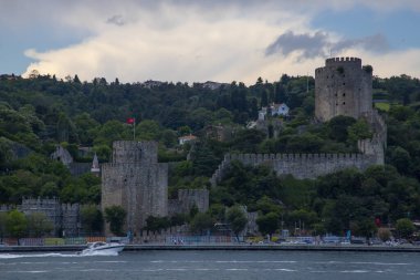 14. yüzyılda İstanbul, İstanbul 'da Mehmad II tarafından inşa edilen İstanbul Boğazı kıyısında bulunan Rumeli Hisari Kalesi veya Rumeii Kalesi.
