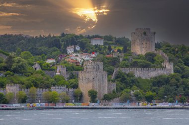 14. yüzyılda İstanbul, İstanbul 'da Mehmad II tarafından inşa edilen İstanbul Boğazı kıyısında bulunan Rumeli Hisari Kalesi veya Rumeii Kalesi.