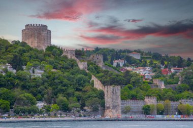 14. yüzyılda İstanbul, İstanbul 'da Mehmad II tarafından inşa edilen İstanbul Boğazı kıyısında bulunan Rumeli Hisari Kalesi veya Rumeii Kalesi.