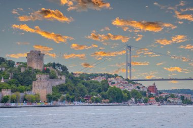 14. yüzyılda İstanbul, İstanbul 'da Mehmad II tarafından inşa edilen İstanbul Boğazı kıyısında bulunan Rumeli Hisari Kalesi veya Rumeii Kalesi.