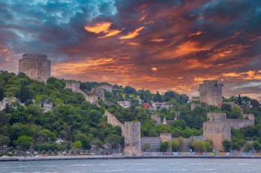 14. yüzyılda İstanbul, İstanbul 'da Mehmad II tarafından inşa edilen İstanbul Boğazı kıyısında bulunan Rumeli Hisari Kalesi veya Rumeii Kalesi.