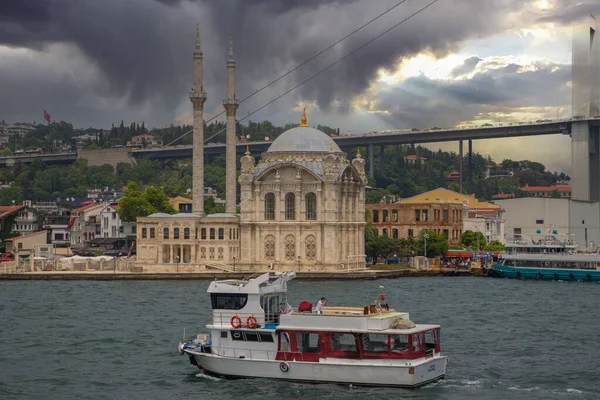 İstanbul 'daki Ortakoy Buyuk Mecidiye Camii