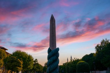 3. Thutmose Sultanı Ahmet Meydanı Obelisk 'in rahatlatılması