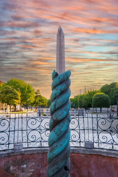 3. Thutmose Sultanı Ahmet Meydanı Obelisk 'in rahatlatılması