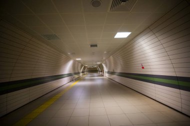 Avrupa tarafındaki Marmaray Tren İstasyonu yolcuları. Gebze - Halkal banliyö tren hattı. İstanbul, TÜRK