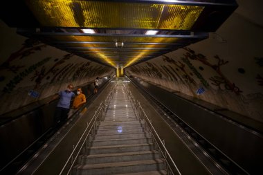 Avrupa tarafındaki Marmaray Tren İstasyonu yolcuları. Gebze - Halkal banliyö tren hattı. İstanbul, TÜRK