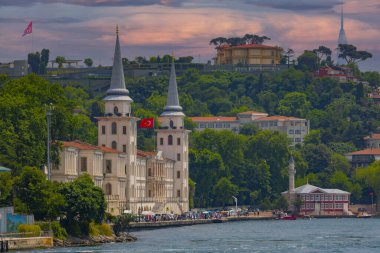 Kuleli Askeri Lisesi, ya da Kuleli Askeri Lisesi, Boğaz Boğazı kıyısında Boğaz köprüsü yakınında.