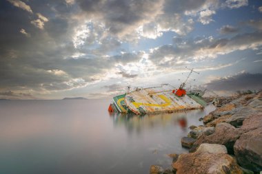 Kıyıya vurmuş eski bir gemi uzun pozlama tekniğiyle fotoğraflandı.