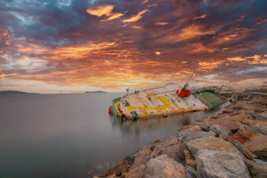 Kıyıya vurmuş eski bir gemi uzun pozlama tekniğiyle fotoğraflandı.