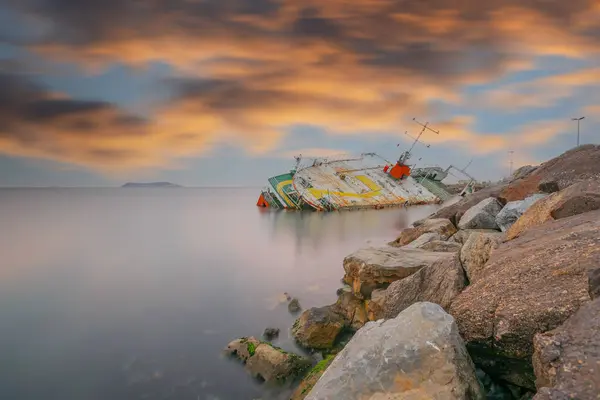 Kıyıya vurmuş eski bir gemi uzun pozlama tekniğiyle fotoğraflandı.