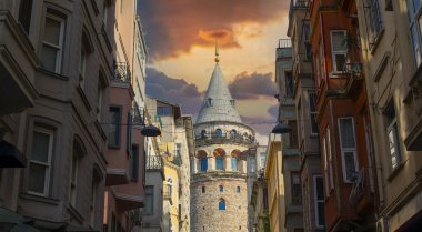 İstanbul, Galata Kulesi yakınlarındaki dar Türk caddesinin duvarları