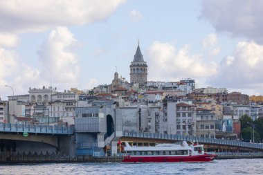 İstanbul, Galata Kulesi yakınlarındaki dar Türk caddesinin duvarları