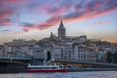 İstanbul, Galata Kulesi yakınlarındaki dar Türk caddesinin duvarları