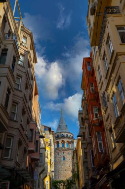 İstanbul, Galata Kulesi yakınlarındaki dar Türk caddesinin duvarları