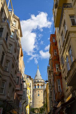 İstanbul, Galata Kulesi yakınlarındaki dar Türk caddesinin duvarları