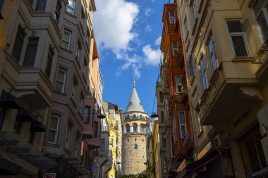 İstanbul, Galata Kulesi yakınlarındaki dar Türk caddesinin duvarları