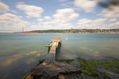 Deniz kıyısında duran ahşap iskele.