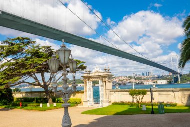 İstanbul 'daki Beylerbeyi Sarayı bahçe manzarası