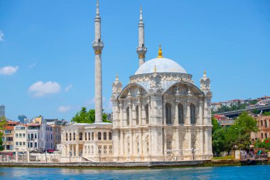  Mecidiye Camii veya Ortakoy Camii, İstanbul 'un Beikta ilçesinin Ortakoy ilçesinde bulunan Neobarok tarzı bir camidir..